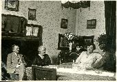 Dsida Jenő szüleivel és nagymamájával – A Petőfi Irodalmi Múzeum fotótárának tulajdona (fotó: ismeretlen szerző)