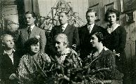 Dsida Jenő családja körében, Kolozsvár 1931. január 1. – A Petőfi Irodalmi Múzeum fotótárának tulajdona (fotó: ismeretlen szerző)