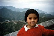 Kínai kislány a Nagy Falon(fotó: Konkoly-Thege
                        György)
