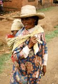 Madagaszkári anya gyermekével(fotó: Konkoly-Thege
                        György)