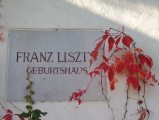 Emléktábla Liszt Ferenc szülőházánál Raidingban (Fotó: Vimola Ágnes)