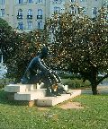 „A Dunánál” (József Attila szobor)(fotó: Bánkeszi Katalin)