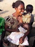Ghánai gyermekét szoptató anya(fotó: Konkoly-Thege
                        György)