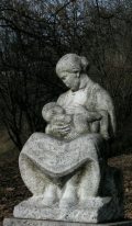 A szoptató anya - Budapest, Gellérthegy(fotó: Legeza Dénes
                    István)