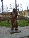 Szabó Lőrinc szobra Debrecenben, a főtéren (fotó: Sudár Annamária)